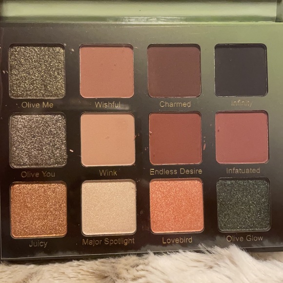 Eyeshadow pallet - Picture 2 of 2